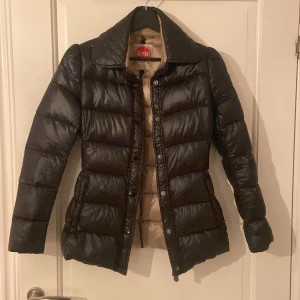Colmar jacka - Säljer min mammas gamla äkta colmarjacka. Vill bara få såld därav de billiga priset. köpt för ca 3000kr Jackan är i ett jättefint skick och det finns inga defekter!