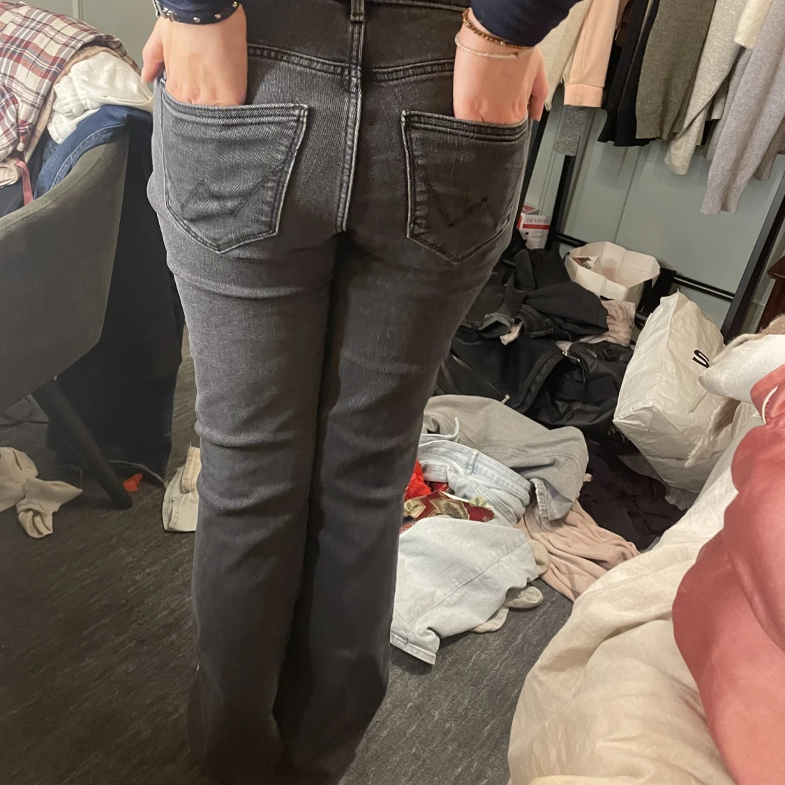 Mörkgråa jeans  - 90