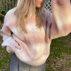 Stickad tröja  - Stickad tröja ifrån Zalando i storlek XL. Men skulle säga att den passar S-XL då den är snygg som oversize också. Säljs för 130kr + frakt 