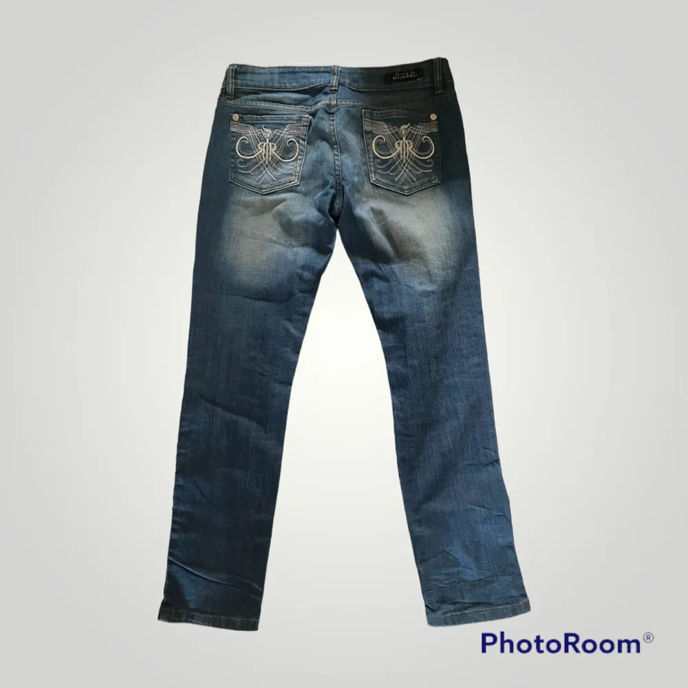 Super fint jeans från Victoria Beckham, med jättefint tryck på fickan. Den passar tyvärr inte mig så säljer dem vidare 😢. Jeans & Byxor.