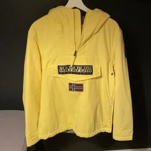 Napapijri Vinterjacka - Säljer nu denna fina Napapijri vinterjacka eftersom den är för liten och inte använder mer. Har använt den 3 gånger och ser ut som ny, inga märken eller något på den. En varm jacka för vintern. Jackan är i storlek M. Nypris 2500. Skick 10/10
