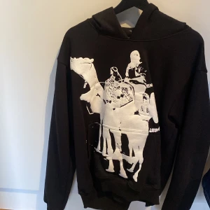  highest tendencies hoodie - Deadstock, såldes ba i nån dag, plagget är i perfekt skick och är väldigt rare, troligtvis en av d enda som existerar i sverige. Frakten var väldigt dyr samt att hoodien i sig är väldigt limiterad därav priset