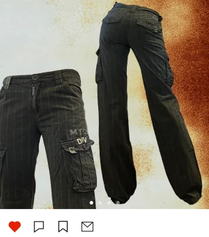 Y2k Cargo pants - Nyköpta på depop (där av lånade bilder!!<3) Lågmidjade och passar i benen på mig som är runt 175/176🫶🏼 Midjemått: 78 cm Full byxlängd: 115 cm