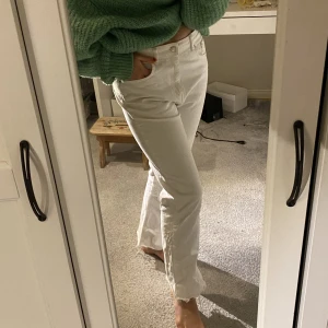Vita jeans🤍 - Säljer mina vita jeans från Gina som inte kommit till så mycket användning tyvärr. Dom är lite stora för mig så säljer vidare dom🤍 skriv för fler bilder eller om du vill köpa☺️