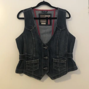 Jeansväst strl M - I gott skick från märket CECIL. Strl M men dm:a mig gärna vid frågor eller behöver av bättre bilder etc! Köparen står för frakt.
