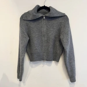 Stickad kofta - Fin stickad kofta från NA-KD. Använd en vinter så skicket är mycket bra! 