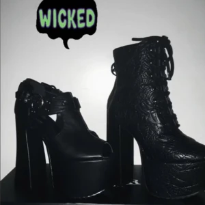 Killstar ' Graveyard shift platform boots' - Slutsålda på hemsidan! Dessa har dock tyvärr fått skador nere på fejk lädret, vid intresse kan jag skicka bilder samt videos på skadorna. Klacken är 15 cm & köptes för 1000:- ca från killstars hemsida men pga skador på 'lädret' blir priset lägre🫶🏻