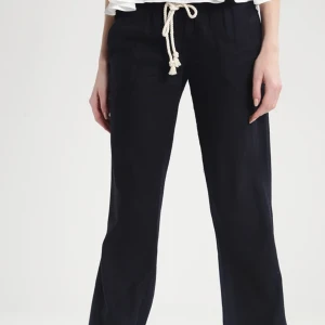 Roxy byxor  - säljer mina fina roxy linnebyxor då de inte passar min stil längre jättefint skick, pris kan diskuteras 