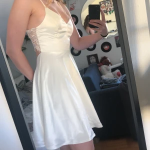 Student klänning - Perfekt glansiga siden studentklänning från Bubbleroom🤍✨ brodering i den öppna ryggen och urringning vid brösten🌟 ÄLSKADE denna men kommer inte använda den igen, hoppas någon annan vill bära upp den🥳 storlek 36!! Originalpris var 599kr