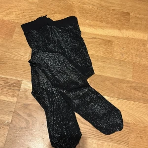 Glittriga strumpbyxor  - Säljer nu dessa superfina strumpbyxor. Aldrig andvända endast testade men kan ej lämna tillbaka då jag tog av lappen. Perfekta till fest eller nyår. Passar nog någon som är xs-s/34-36. Köpare står för frakt ❤️