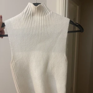 vit stickat linne från zara - använd fåtal gånger, fin kvalitet!! fläckarna är borta igen!