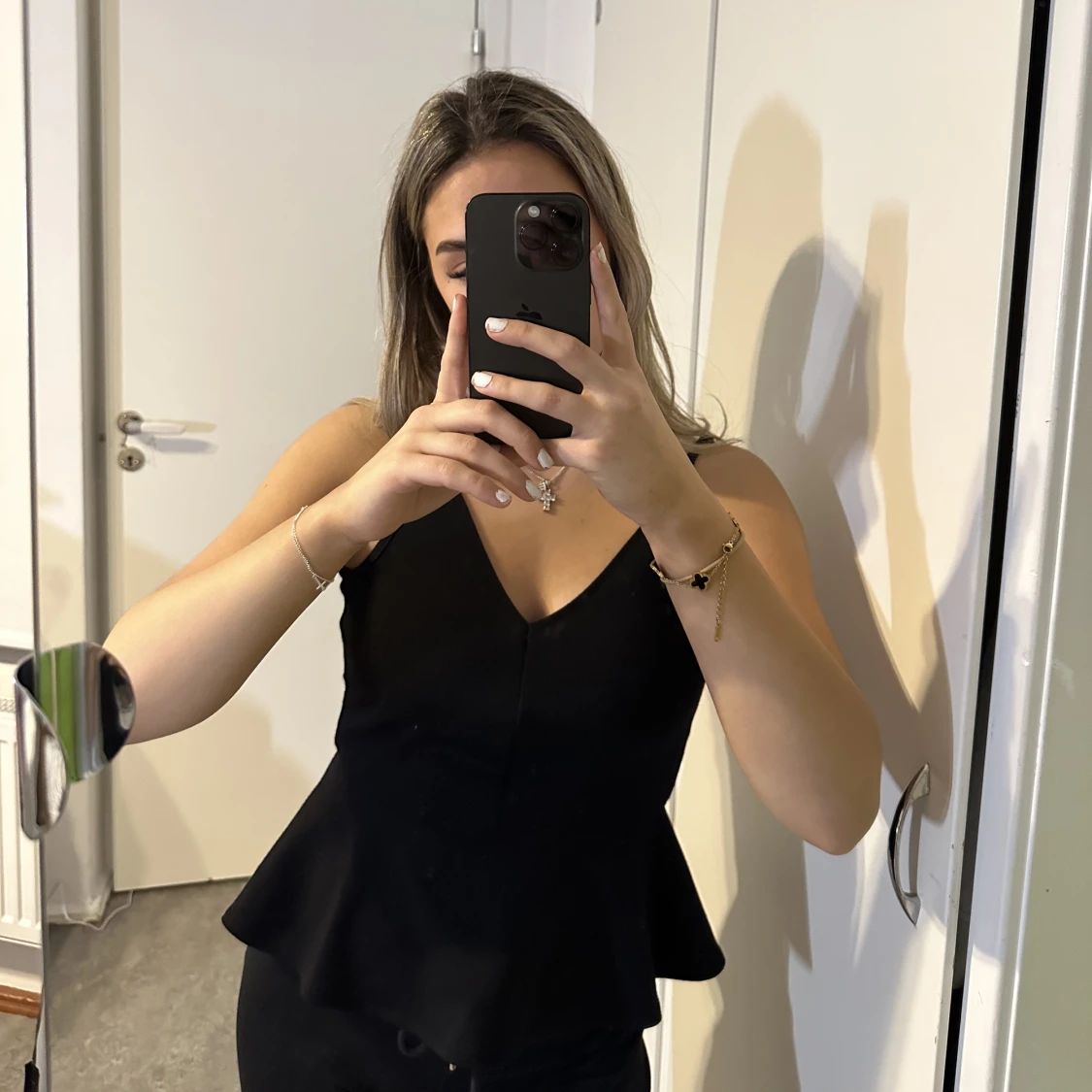 Svart linne med volanger