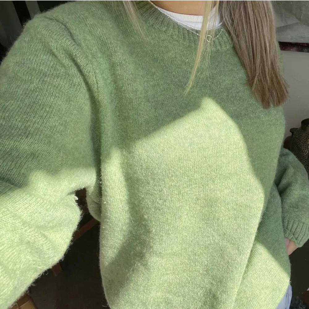 En grön tröja från dressman i storlek L men skulle säga att den känns mer som en M/S! Det här är en bild från förra säljaren så om du vill ha fler bilder så är det bara att fråga! Har inte kommit till användning därför säljer jag den❤️. Stickat.