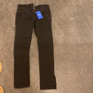 Säljer dessa svarta fina skinny jeans med paljetter på fickorna, storlek 146 men skulle säga att de är små i storleken