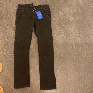 Snygga skinna jeans - Säljer dessa svarta fina skinny jeans med paljetter på fickorna, storlek 146 men skulle säga att de är små i storleken