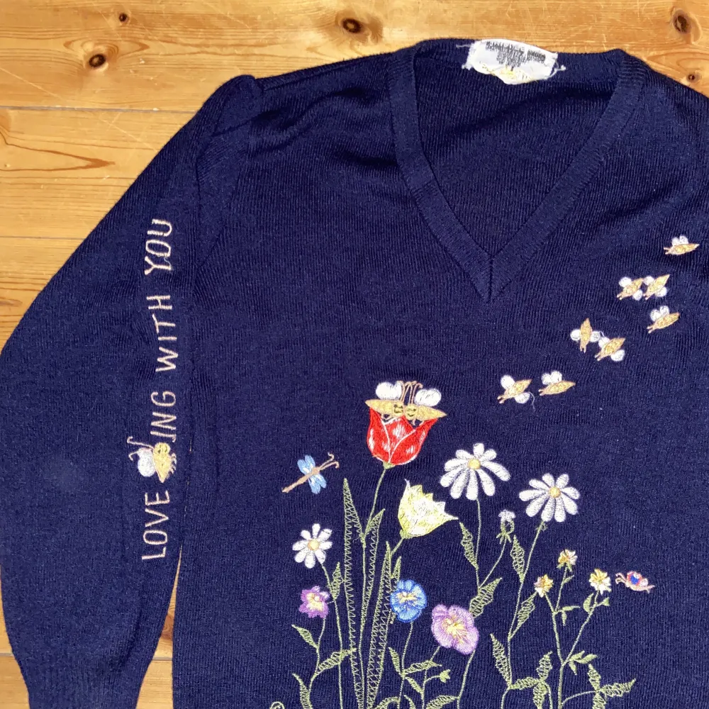 fantastiskt söt stickad tröja med blommor och bin på😭 står ingen storlek i men skulle gissa på S/M beroende på hur man vill att den ska sitta😁 . Stickat.