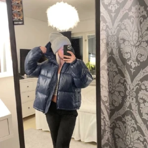 Vinterjacka  - Säljer min egen disagnade jacka som är supervarm och gosig! Knappt använd så i superbra skick, skriv om du har någon fråga eller så❤️