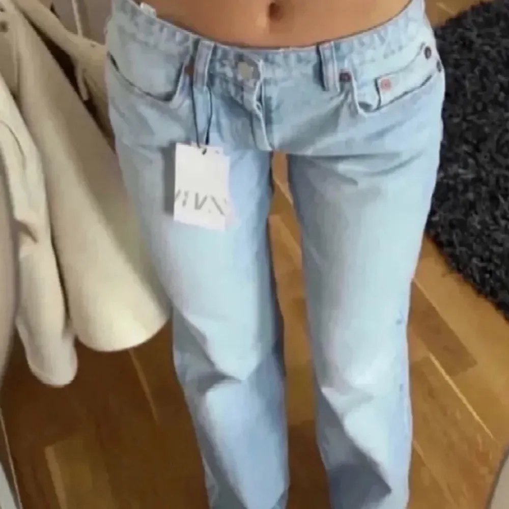 Jättefina zara midrise jeans som bara används några få gånger❤️ i super bra skick!❤️. Jeans & Byxor.