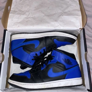 Air Jordan 1 Mid Hyper Royal  - Säljer mina Jordans i storlek 47,5, använda få gånger kostar 4600kr nya.  Om ni har frågor är det bara att höra av er.