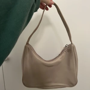 Miniväska - Superfin handväska från monki! Nästan aldrig använd💕💕