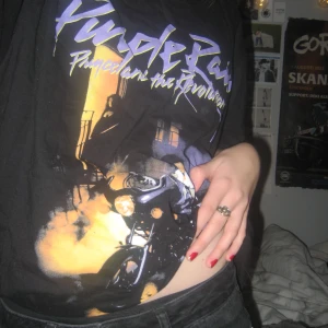 prince t-shirt  - purple rain t-shirt, storlek S men ganska oversized på mig som är XS/S, köpt på plick