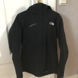 Skidjacka The North Face - Svart skidjacka från The North Face. Väldigt fint skick och jag har inte använt den efter att jag köpt den begagnad. Säljer då den är för liten för mig. Storlek S men skulle snarare säga att det är en xs. 
