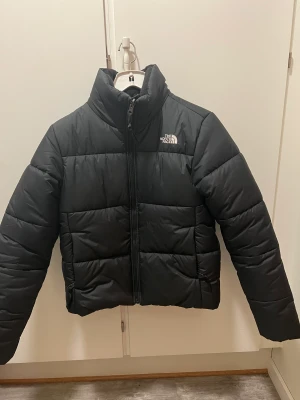 North face jacka  - North face jacka i dam storlek s köpt för typ 8 månader sedan, nästan aldrig använd. Köparen står för frakten