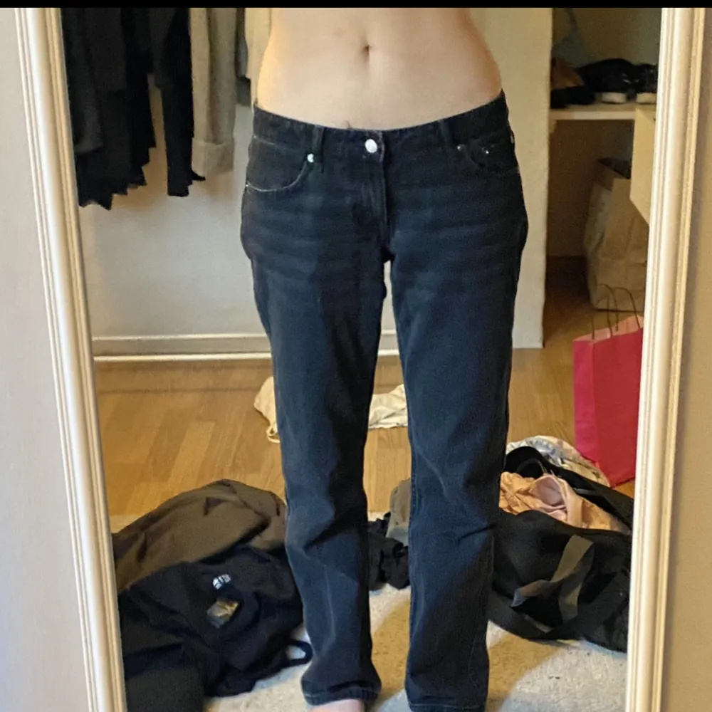 Ett par super snygga straight low rise jeans från weekday som nästan är slut i alla storlekar. Detta paret är i storlek 27/32 och är slutsålda i den storleken sitter fint på mig som är 170 och har storlek S i zara jeans. Orginalpriset är 500kr💓. Jeans & Byxor.