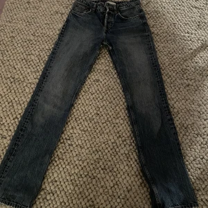 Zara jeans mid rise - Fina och väl använda jeans ifrån zara❤️har ett par slitningar som syns på bilden men det är inget som syns när man har på sig byxorna❤️säljer då jag har tröttnat på de💓skriv privat för fler bilder
