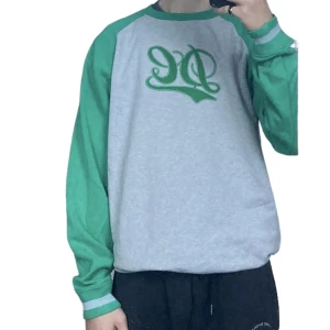 DC skateboards  - Fet collegetröja/sweatshirt från DC skateboards. Skön oversized passform och väldigt mysig.