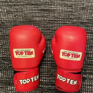 Boxninghandskar Topten - Ett par topten handskar AIBA godkända med riktigt läder. 12 onces. Köpte på en boxningscup helt nya men de var inte min stil. Det 
