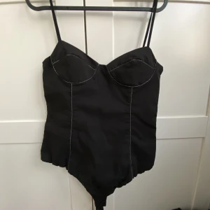 Festtopp - Säljer denna assnygga body med silvriga detaljer, perfekt till fest och kanske nu till nyår?🎉 