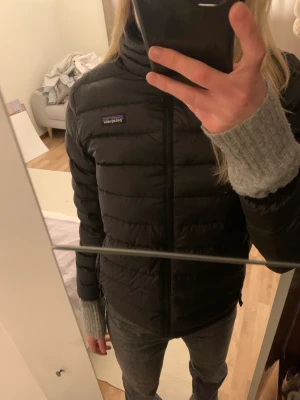 Patagonia jacka - Tight passform. Använt skick. Litet hål, se bild