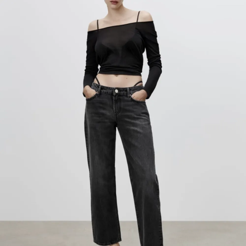 Mid Rise Zara jeans i strl 36✨Inga defekter och endast provar dom🌸Fler bilder kan skickas vid intresse☺️Köpare står för frakten och vid fler intressen blir det budgivning!. Jeans & Byxor.