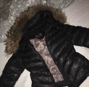 Hollies jacka - Hollies jacka stor äkta päls, kort modell. Använd en vinter Stl: 32 XXS/XS några repor i ena armen på sista bilden men inget man lägger märke till eftersom de är innofrån jackan, pälsbollar finns med om man vill lägga Inköpt 3900-4000 kr mitt pris 500 kr