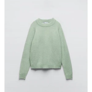 Stickad tröja från zara - Säljer min fina tröja från zara använd ca 2 gånger, säljer då den inte kommer till användning, supermysig och snygg!💓💓 nyköp var 399 men jag säljer den för 250 kr inklusive frakt💓