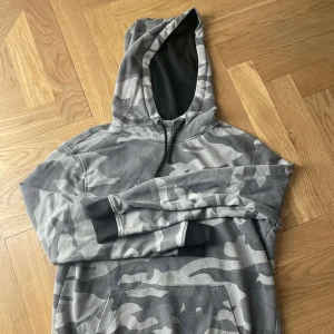 Snygg hoodie i militärmönster - Fin hoodie i storlek M