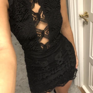 broderad klänning med öppen rygg - använd en gång