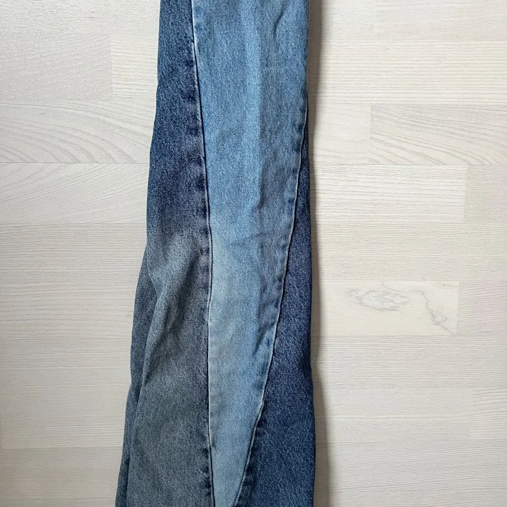 Låg/mellan jeans från Bikbok. Ascool detalj vid sidan av jeansen. Jeans & Byxor.