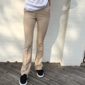 Beige kostymbyxa design by si strl large - Säljer helt nya kostymbyxor från designbysi.se pga för liten strl. Jag har vanligtvis medium-large i byxor men dessa är försmå för mig. De är små i storleken och passar en small eller liten medium. Aldrig använda med tag kvar. Nypris ca 450kr
