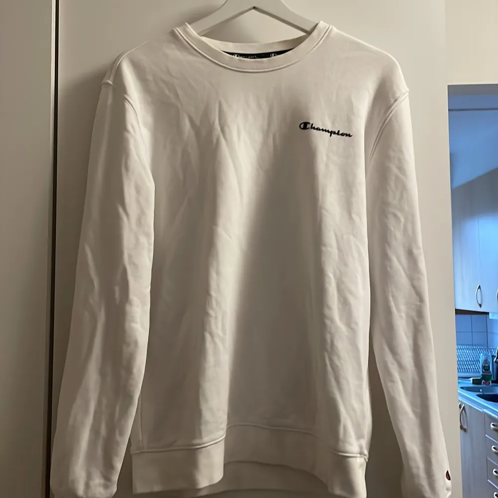 En vit champion sweatshirt i storlek S. Använd ett fåtal gånger, som ny. . Tröjor & Koftor.