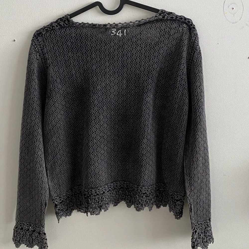 Jag säljer denna almost black salon sweater ifrån Odd Molly😍 Tröjan har provats av mig en gång💞 Det är volanger med små hål i längst ner på båda ärmarna och även uppe vid nacken. Den är lite v-ringad🌸 Jag säljer denna då den inte är i min stil riktigt:). Tröjor & Koftor.