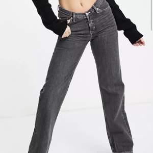 Gråa mid waist jeans från weekday i modellen Twin. Storlek 24/32💖