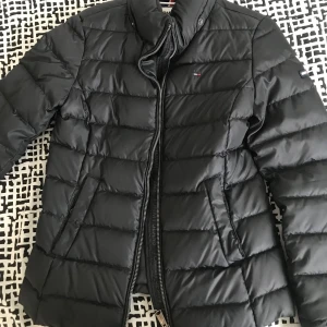 tommy jeans jacka - äkta dunjacka ifrån tommy hilfiger, använd ett fåtal gånger, saknar dock luva annars är den som helt ny😍xxs men passar xs oxå! nypris 1700 säljs för 400.