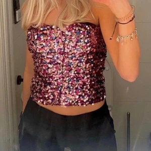 Paljett tubtopp zara - Perfekt inför nyår!! Från zara strl M men passar mig med S också. Lånade bilder! 💕🕺köpare står för frakt 