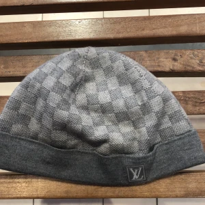 Louis vuitton mössa - Tja folket! Nu kommer jag med en grå LV mössa som ej säljs längre har haft den i 2 månader och är i bra skick och pris diskuteras i DM💯❗️