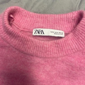 Rosa stickad tröja - Lägger ut igen eftersom många visat intresse och förra köparen var oseriös. Jättefint skick