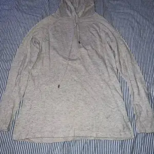 Här är en ljus grå hoodie med tunn material. Det är ganska lång. Storleken är XS men det är rätt stor som M.