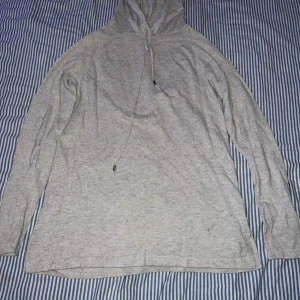 Hoodie - Här är en ljus grå hoodie med tunn material. Det är ganska lång. Storleken är XS men det är rätt stor som M.