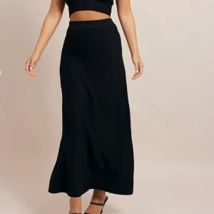 Svart långkjol - En svart, lite tjockare, ribbad långkjol från Chiquelle. Väldigt skönt material. Endast testad. Säljer då den var för kort för mig. Ordinarie pris 499kr.